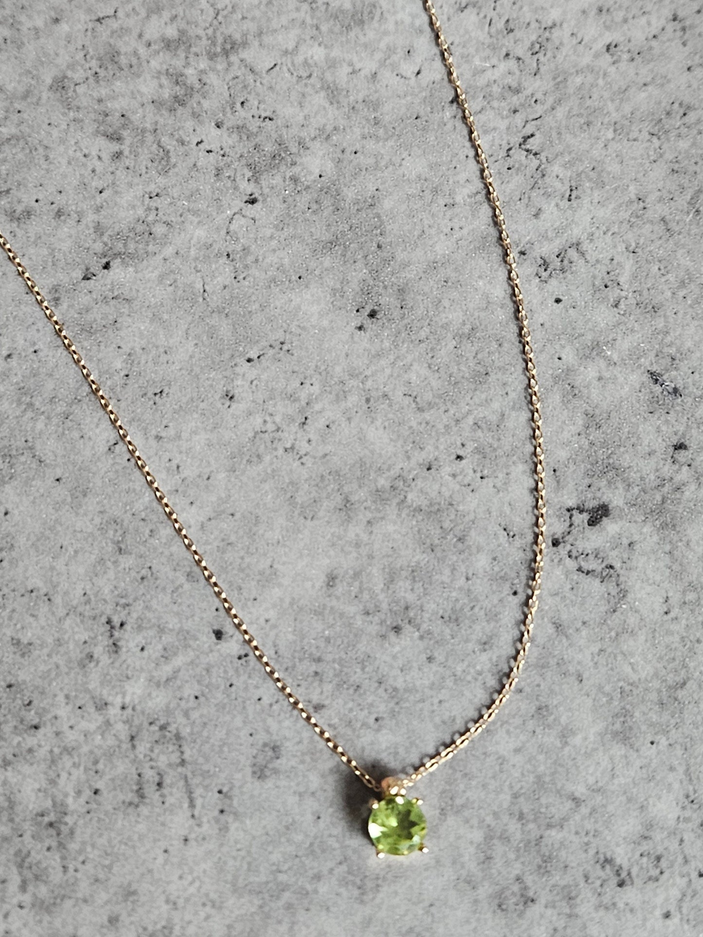 18k Gold pendant August Birthstone Necklace, Peridot Green Pendant, 18K Gold, Wife Gift, Personalized Round Necklace, Bridesmaid, Mom Gift